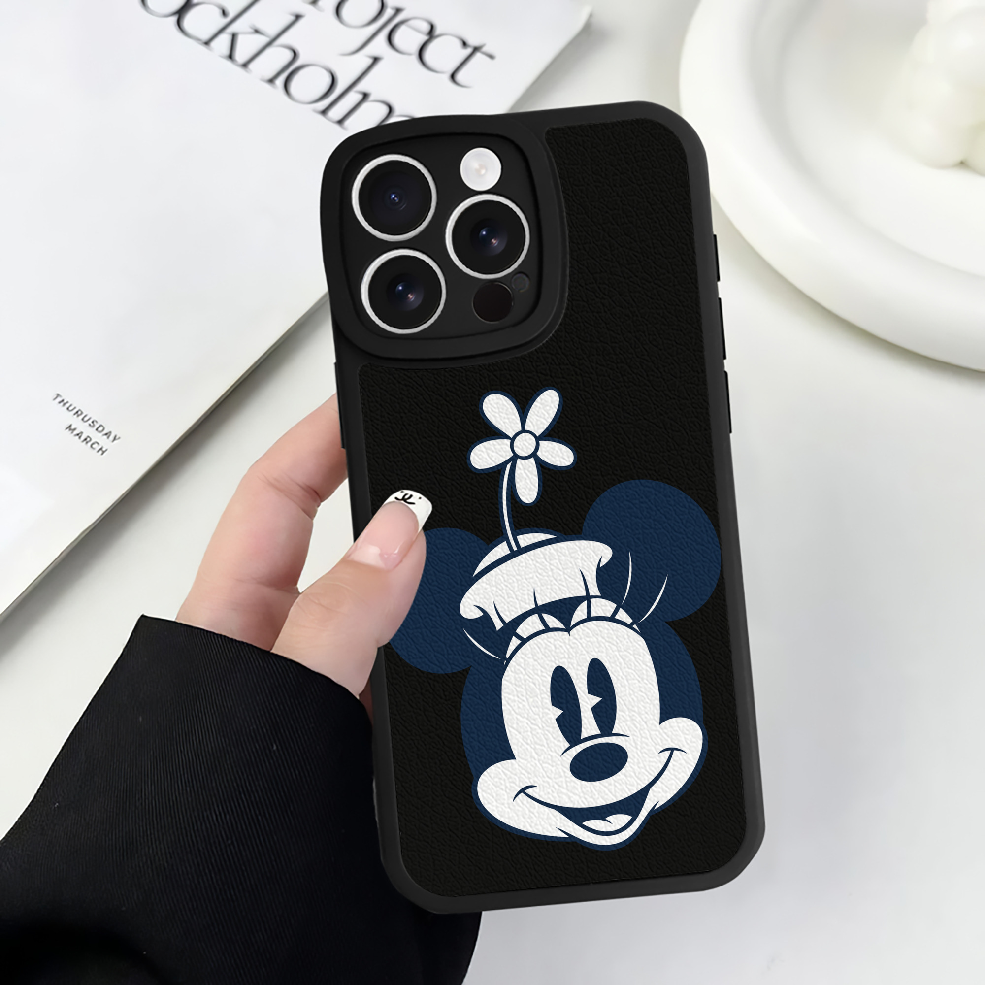 （画像用） ミッキーマウス Mickey Mouse 【iPhone 16シリーズ対応】シリコンスマホケース（レザー調） 材質：シリコン